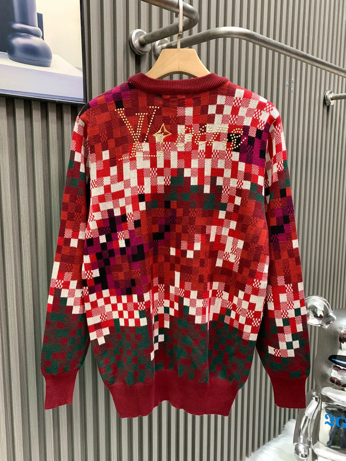 🅿️440 🀄️ Louis Vuitton Louis Vuitton 26* New Year's classic hot style camouflage mosaic knitted sweater. Made of the same original heavyweight pure cotton material. Double-strand threads for 8 colors. Each color needs to be dyed in a separate vat. Weaving requires an imported Stoll 16-needle machine. 8-color jacquard is very time-consuming. It is necessary to ensure that each size is consistent. The embroidery needs to be positioned on the back of the front chest of the ready-made garment. The embroidery is a three-dimensional embroidery with imported foam in the middle pad. After the back is embroidered, the tiles need to be aligned and ironed. The ironed tiles are custom-made brushed metal tiles that must be sized to ensure that they are washed and shaped later. The embroidery uses Behringer embroidery technology to restore consistent details. It is customized and dyed without any color difference. The ingenious craftsmanship is perfectly restored. Three standards are complete. Customized accessories.